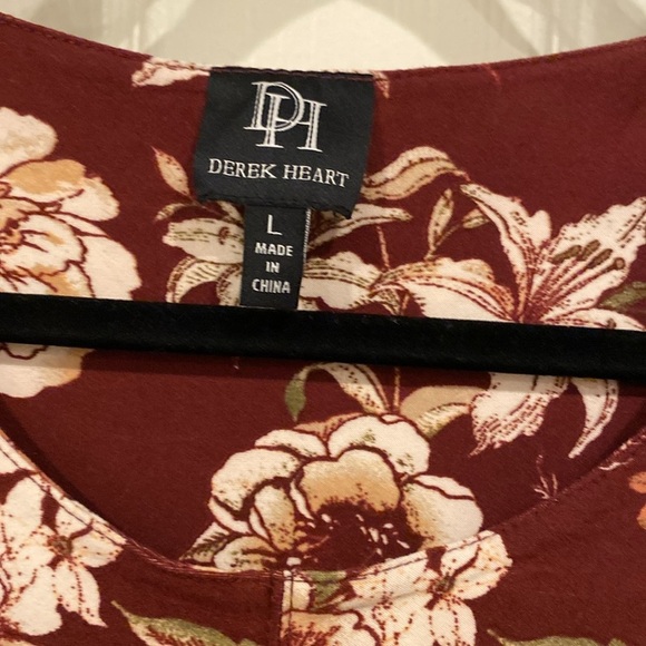 Bell-Bottom sleeve, Red- Floral Mini Dress, with Key-Hole neckline - Picture 4 of 9